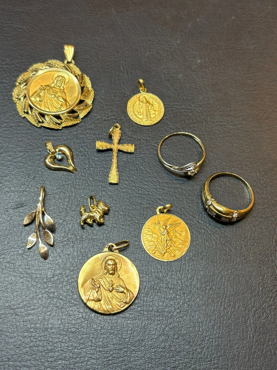 Bijoux en or : médailles, bagues, pendentifs